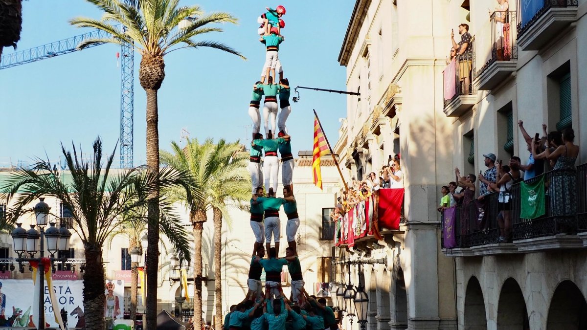 3 de 10 amb folre i manilles dels Castellers de Vilafranca a la Diada de Les Neus de Vilanova i la Geltrú