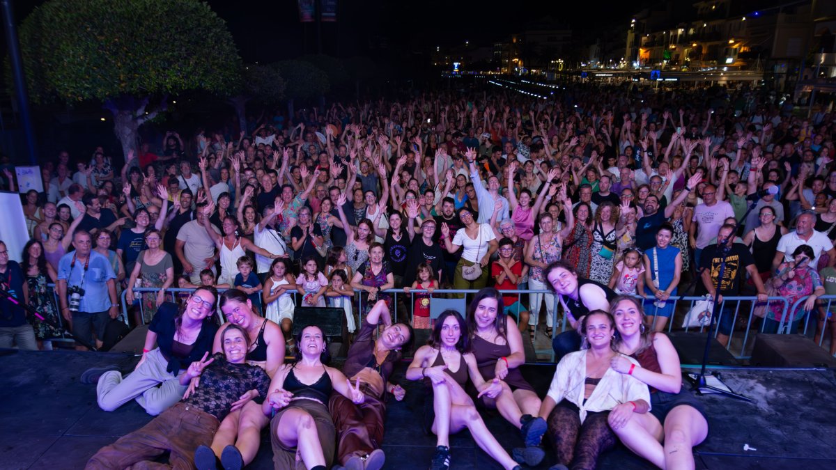 Les Balkan Paradise Orchestra van omplir de gom a gom el port de Cambrils