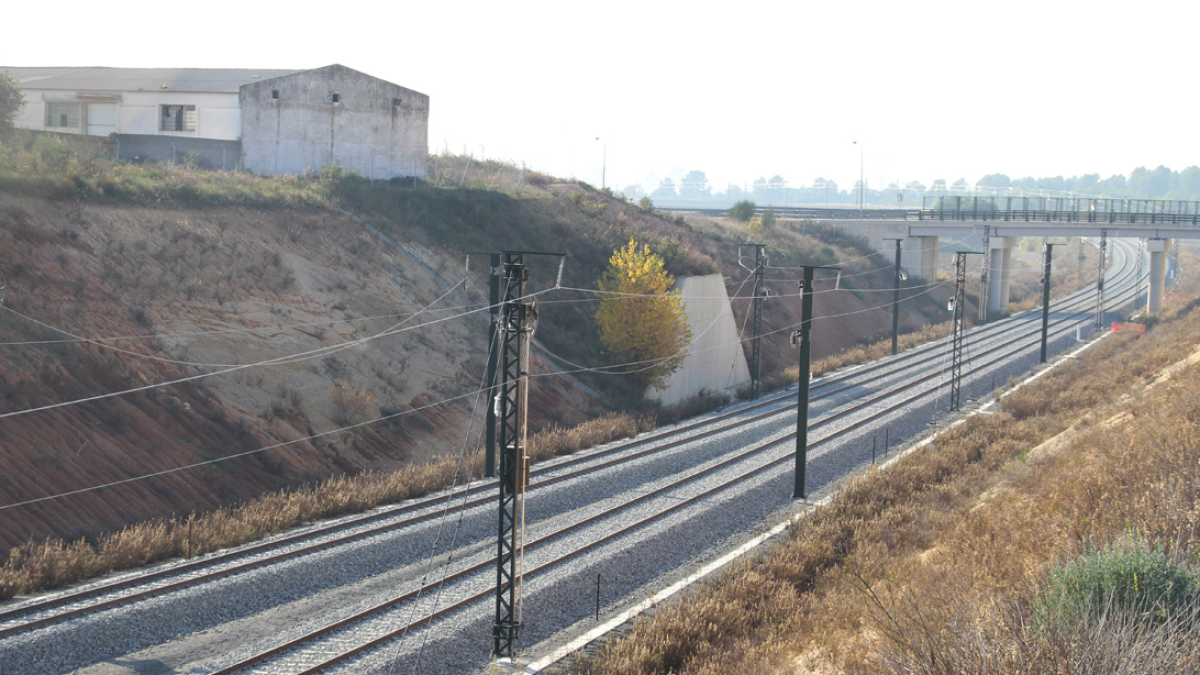 Primer tram amb les dues vies juntes del Corredor del Mediterrani cap al canviador d'ample de la Boella.