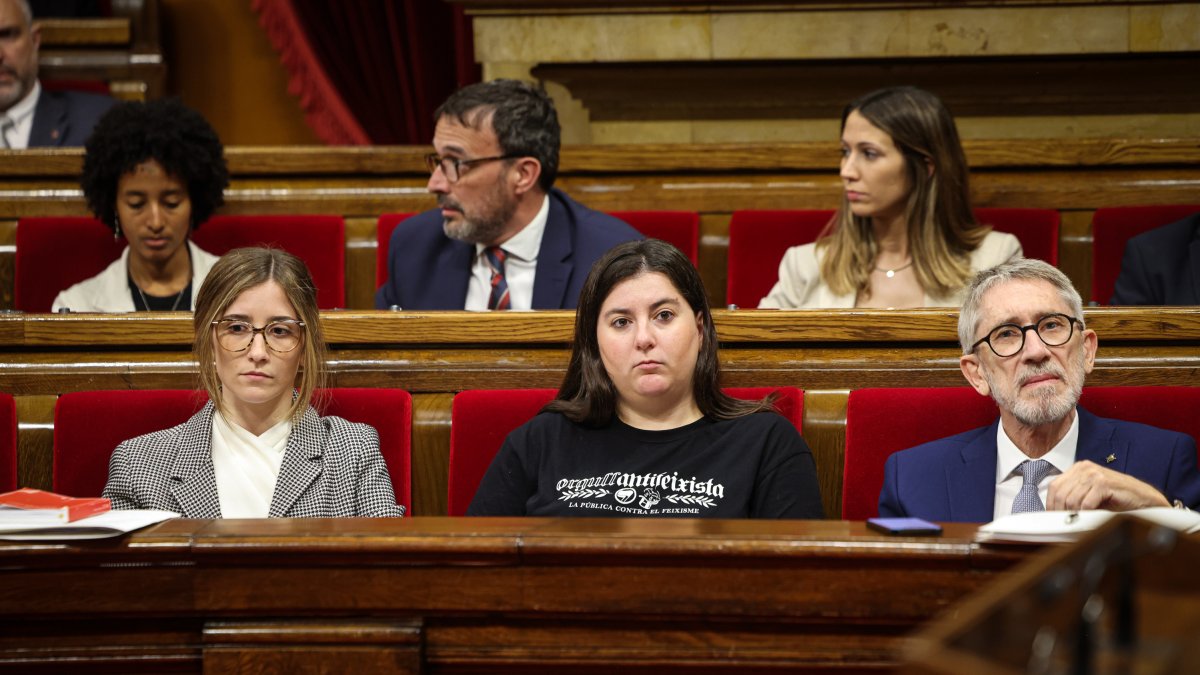 Els membres de la Mesa d'Edat del Parlament: Josep Colomines (Junts), Mar Besses (ERC) i Júlia Calvet (Vox).