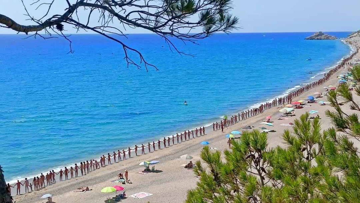 Imatge de la cadena nudista a la platja del Torn