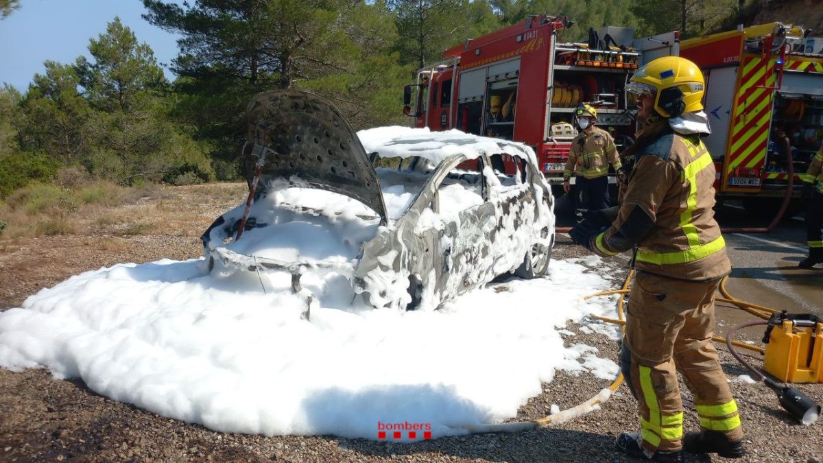 Imatge del vehicle cremat a Colldejou