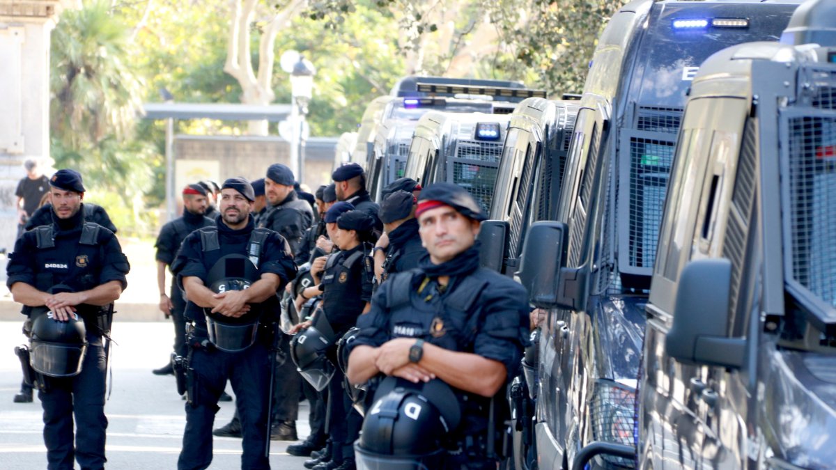 Imatge de Mossos d'Esquadra en l'entorn del Parlament aquest divendres al matí.