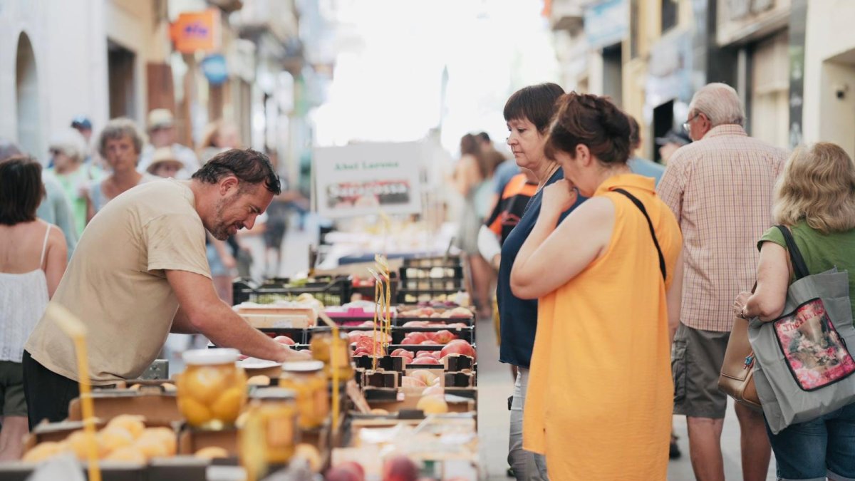 Una de les parades de productes de proximitat al carrer de la Cort per la Firagost 2024.