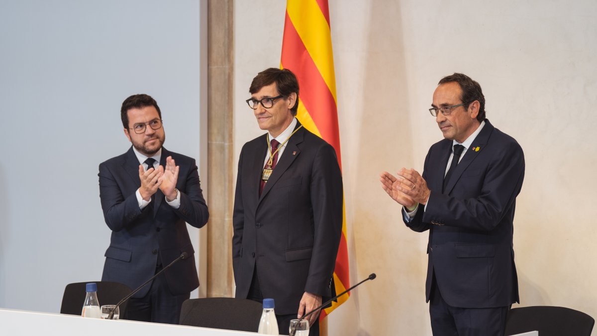 El president de la Generalitat, Salvador Illa, amb l'expresident Pere Aragonès i el president del Parlament, Josep Rull