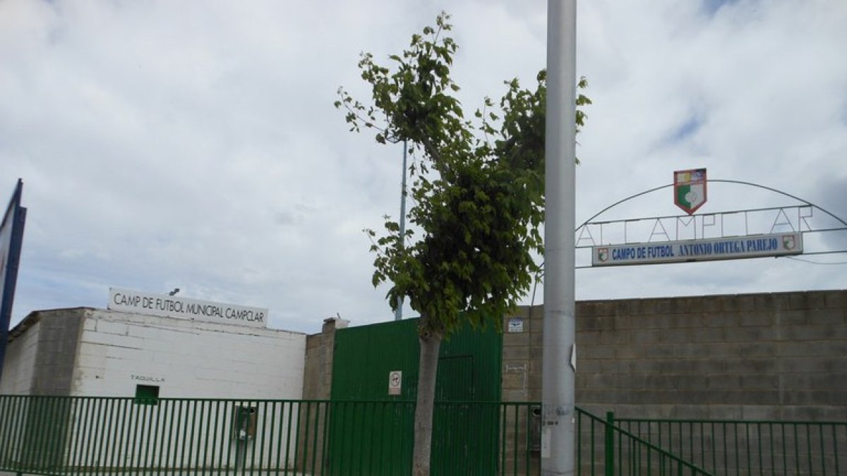 Imatge de l'entrada al camp de futbol municipal de Campclar