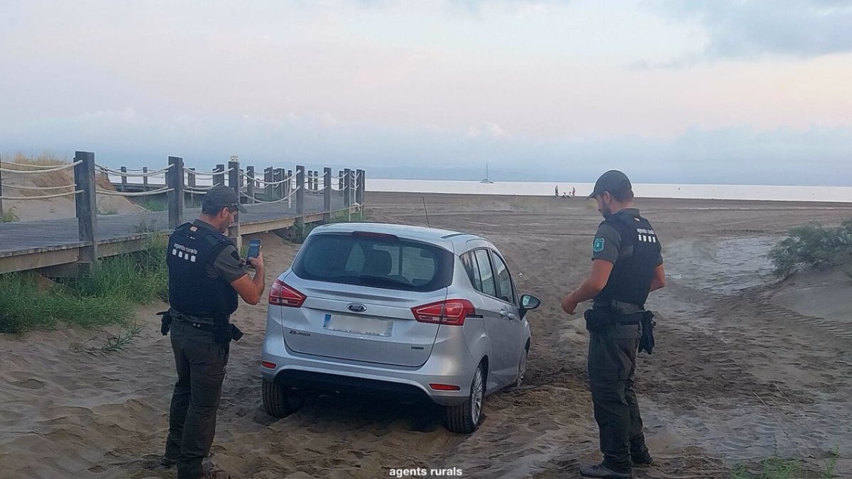 Imatge del vehicle encallat a la sorra del Parc Natural del Delta de l'Ebre