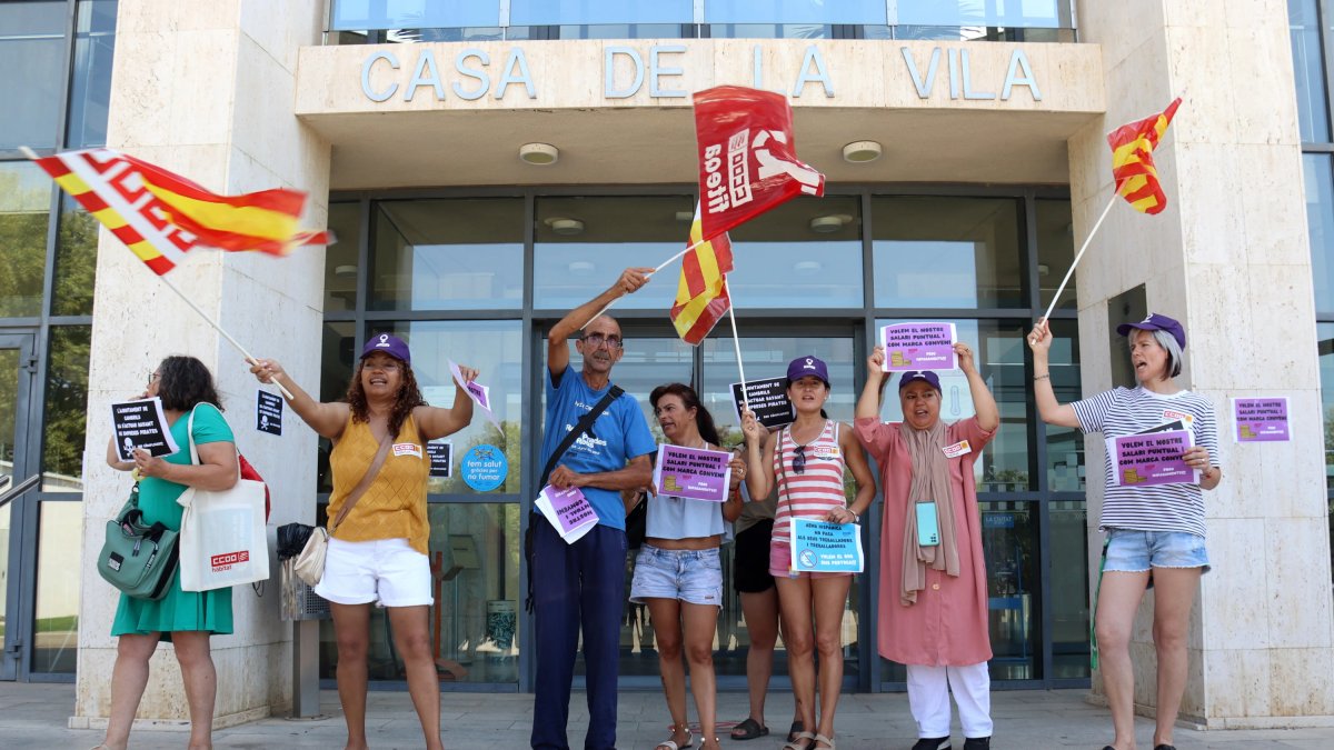 La plantilla d'AEMA Hispánica a Cambrils manifestant-se a les portes de l'Ajuntament.