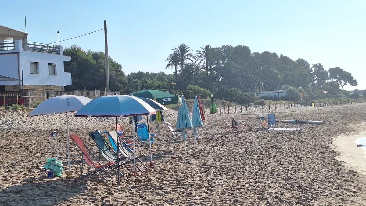 Cadires i para-sols resevant la primera línia de la platja Llarga de Tarragona.