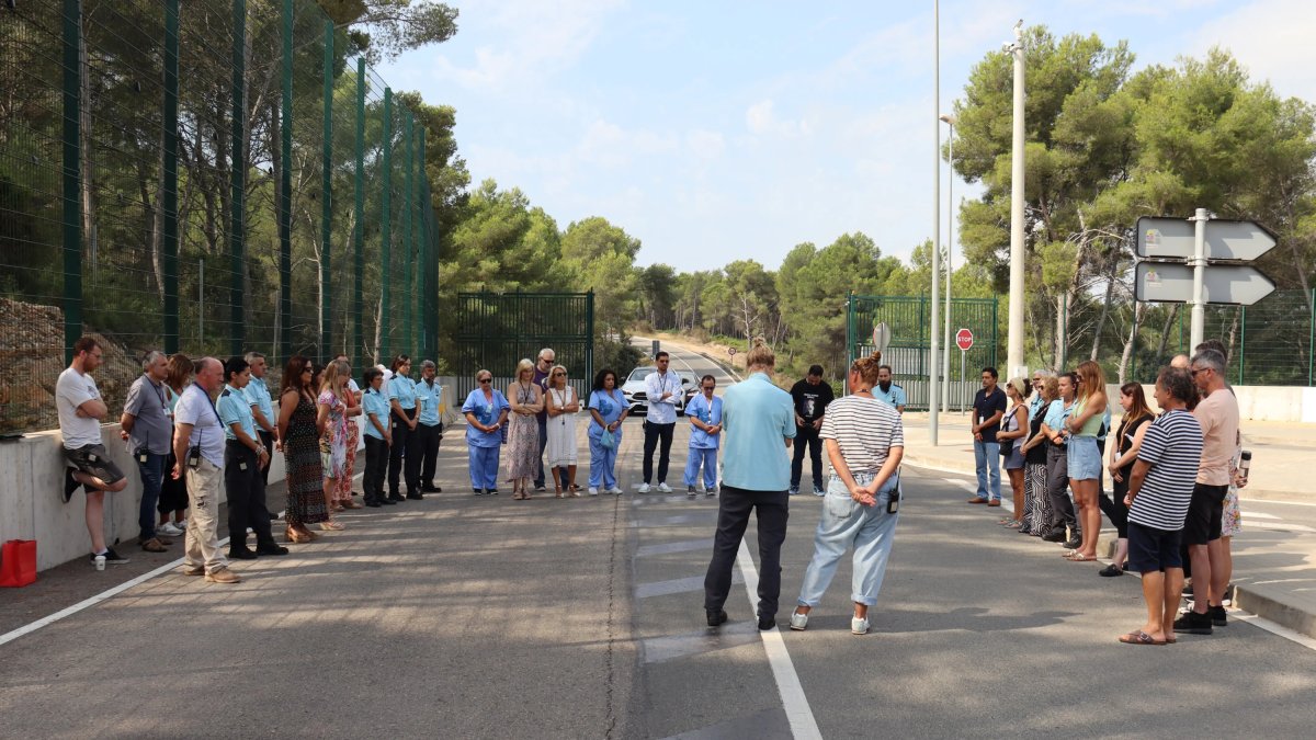 La plantilla de Mas d'Enric es concentra davant les portes del centre penitenciari per recordar la Núria.