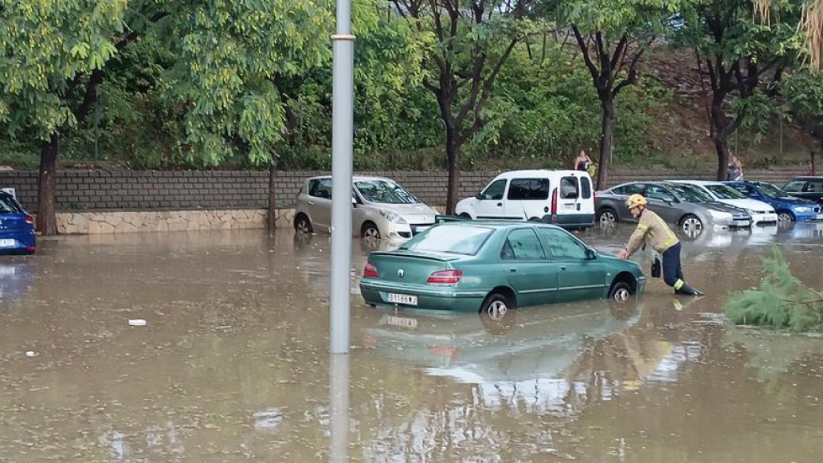 Imatge d'inundacions a la platja Arrabassada de Tarragona durant un temporal de plujes intenses