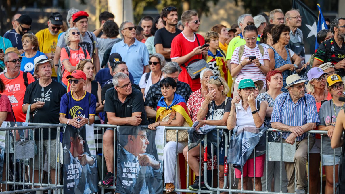 Desenes de persones esperen l'arribada de Carles Puigdemont a Barcelona.