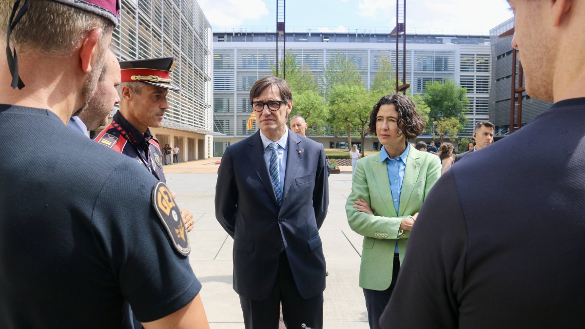 El president de la Generalitat, Salvador Illa, i la consellera d'Interior, Núria Parlon, en la visita al Complex Central de Mossos.