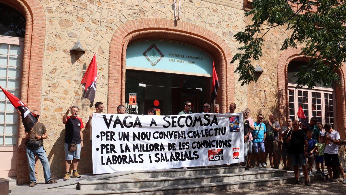 La plantilla de Secomsa concentrada davant del Consell Comarcal del Baix Camp per exigir millores laborals i salarials.