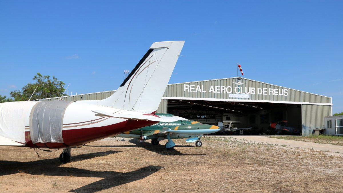 Pla general d'avionetes en reparació als hangars de l'Aeroclub Reus.