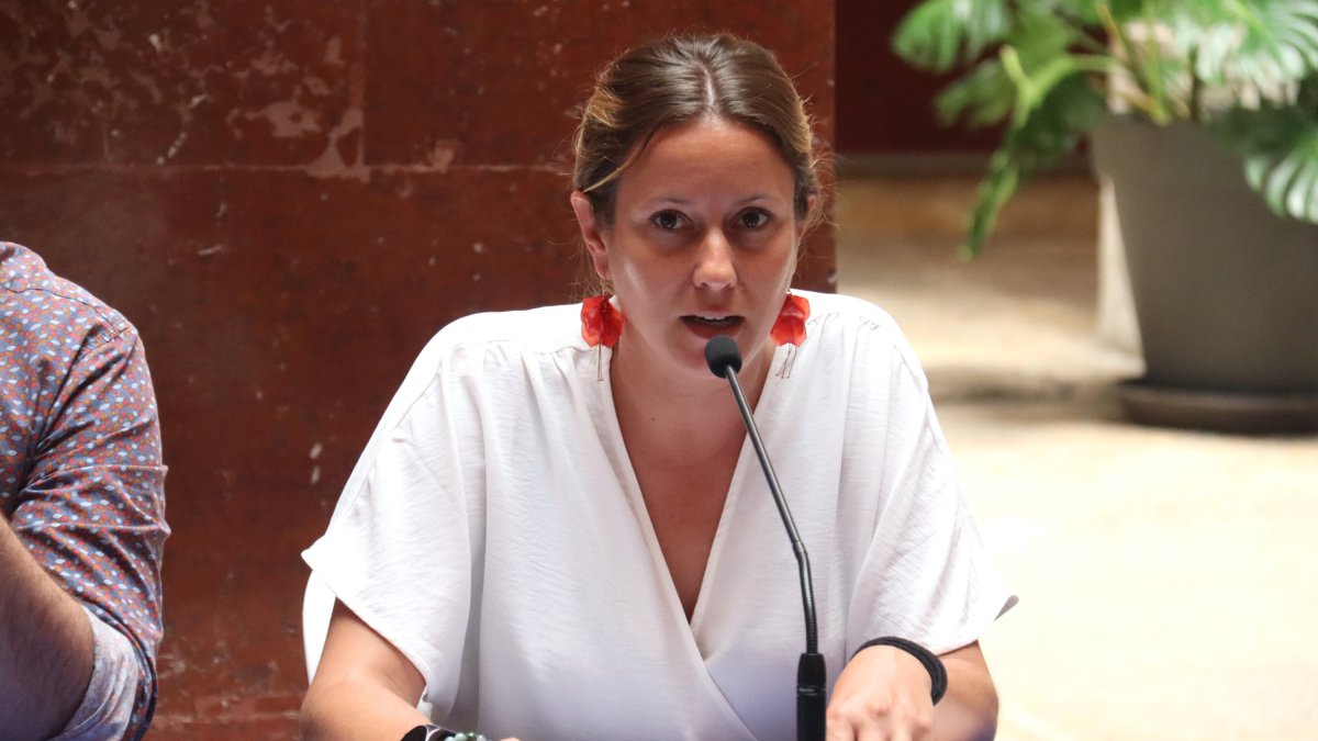 La regidora d'ERC a l'Ajuntament de Tarragona, Maria Roig, en roda de premsa al pati Jaume I del consistori.