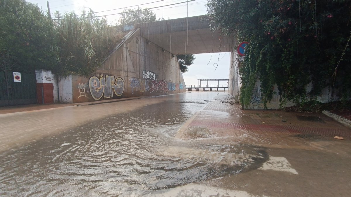 Imatge del pont del carrer Josep Ras que dona accés a l'Arrabassada inundat.