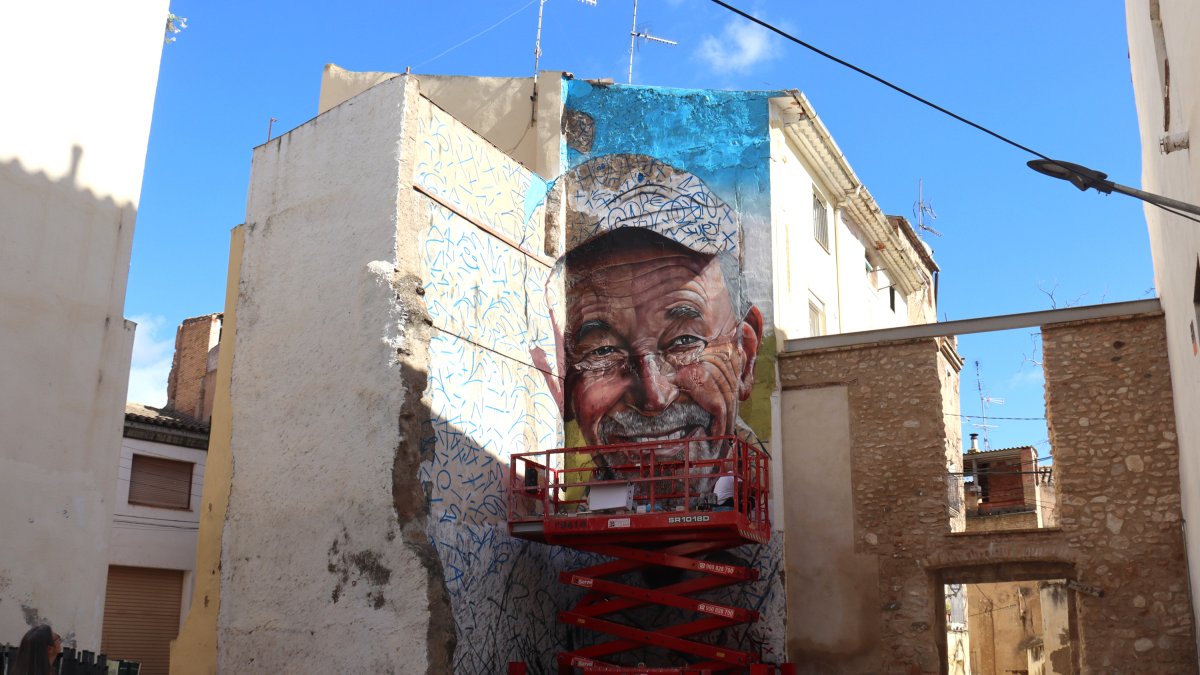 Una de les imatges que decoraran Móra d'Ebre en el marc del festival Grafftech Fest