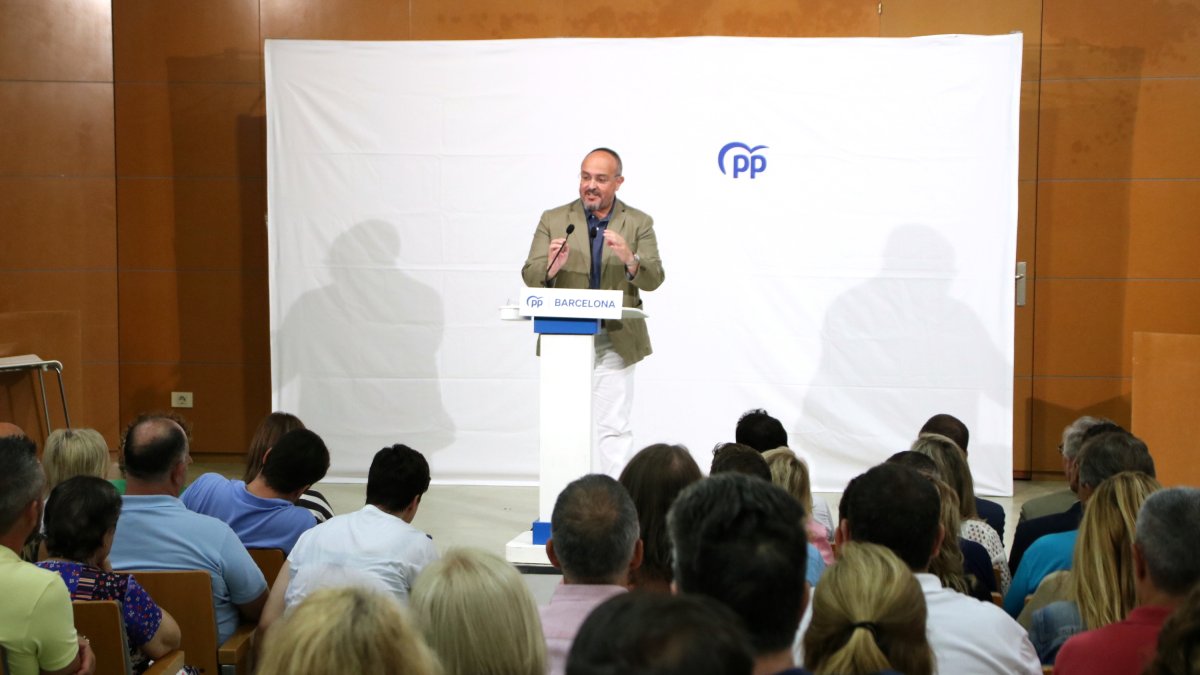 El presidente del PPC, Alejandro Fernández, en un acto del partido en Santa Coloma de Garmenet