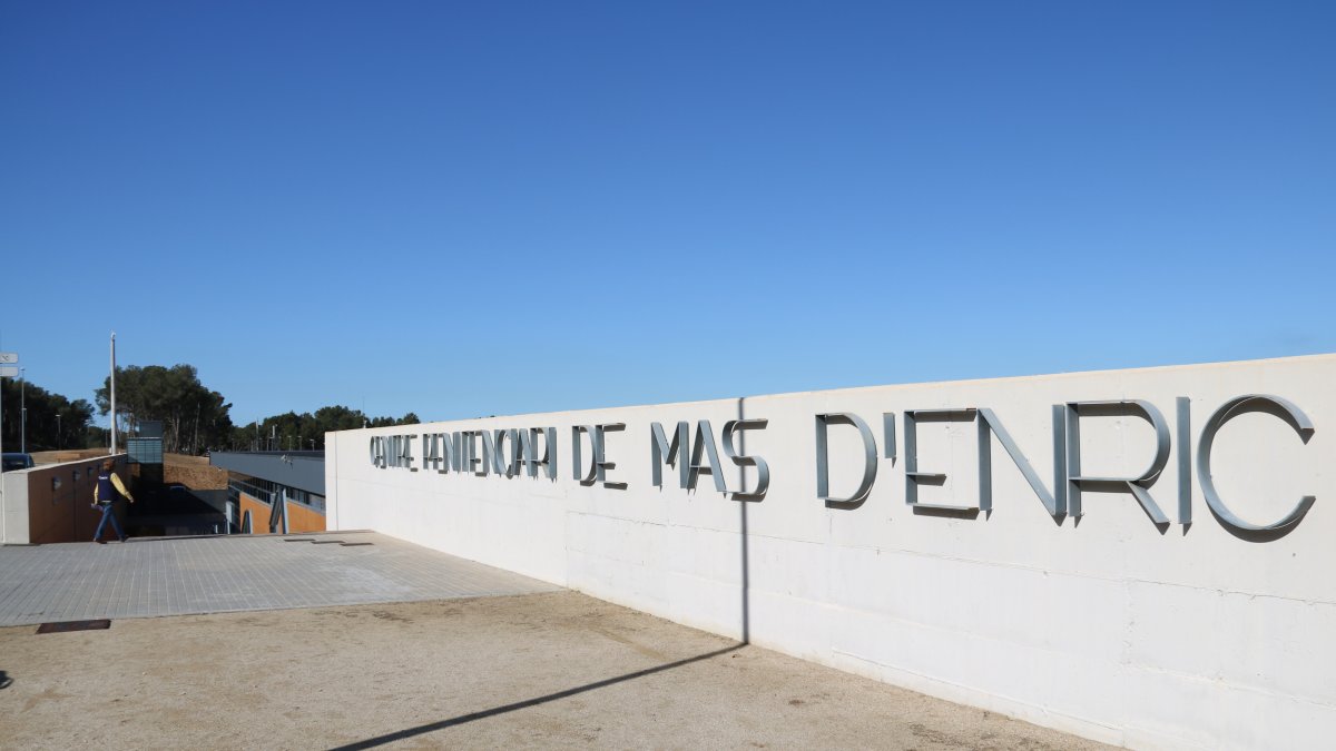 Pla general del cartell d'entrada del centre penitenciari de Mas d'Enric