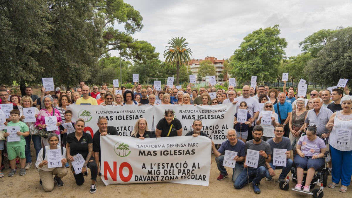 Imatge de l’acte de constitució oficial de la Plataforma Defensa Parc Mas Iglesias