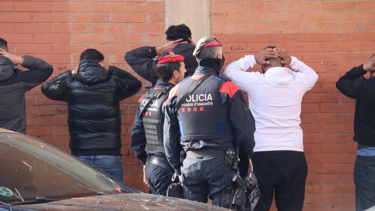 Els Mossos d'Esquadra escorcollant diverses persones al barri Sant Josep Obrer de Reus.