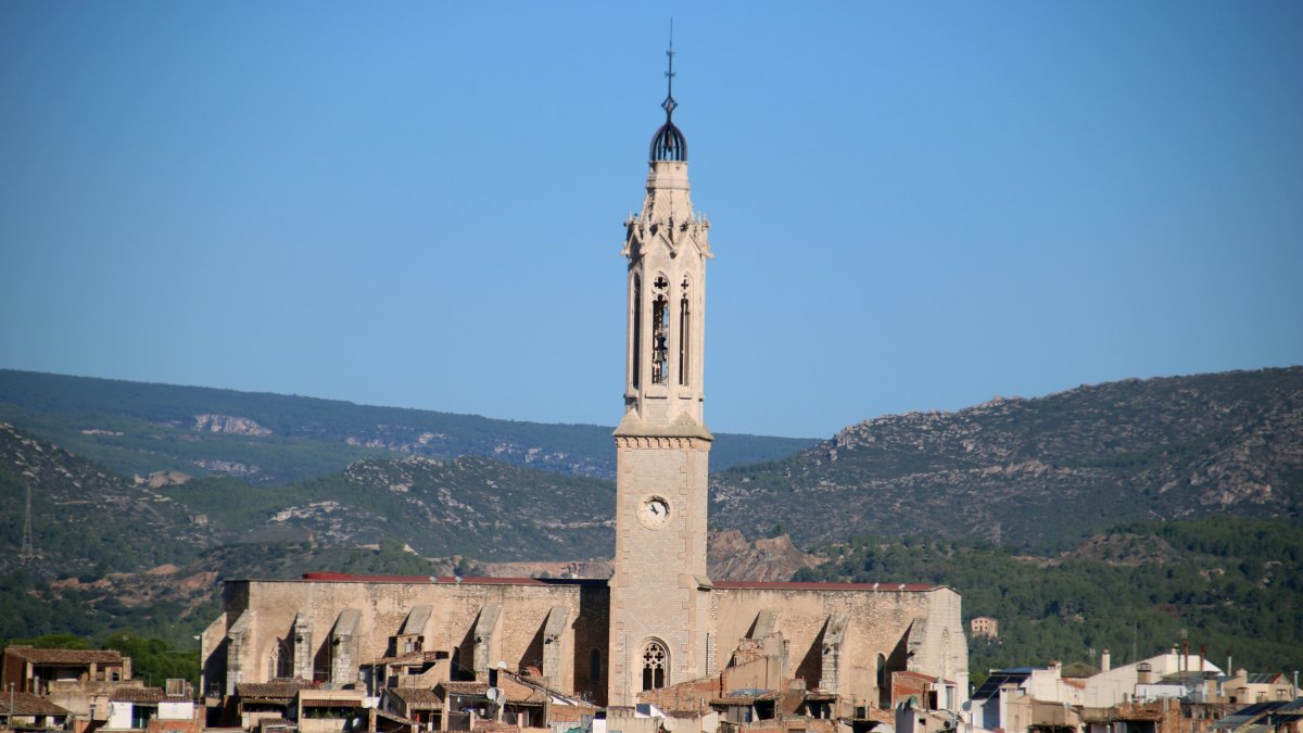 Imatge del campanar de l'església de Sant Joan de Valls, després de la reforma, des dels afores del municipi.