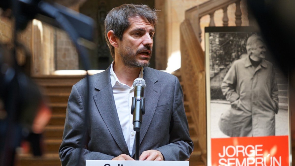 El ministre de Cultura, Ernest Urtasun, a l’exposició ‘El largo viaje’ a l’Arxiu de la Corona d’Aragó de Barcelona.