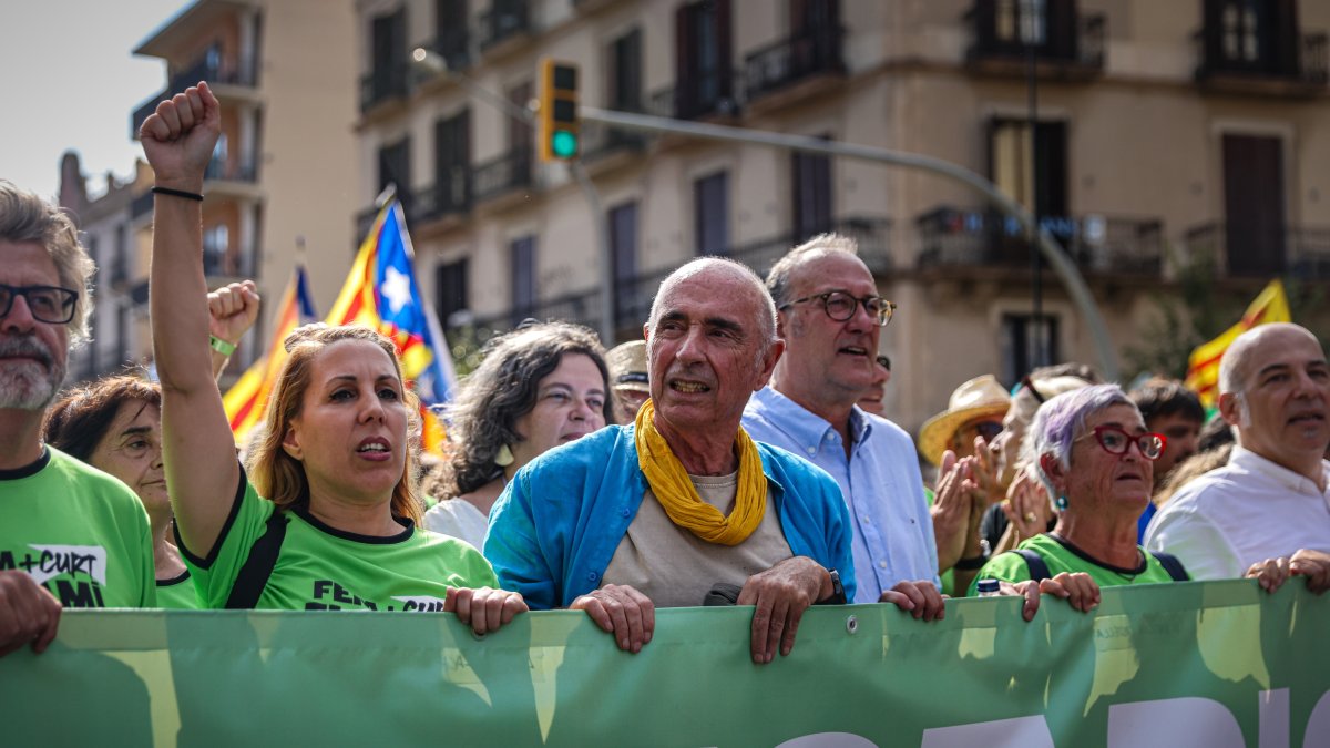 El president de l'ANC, Lluís Llach, i el president d'Òmnium Cultural, Xavier Antich, a la capçalera de la manifestació a Barcelona amb motiu de la Diada del 2024.