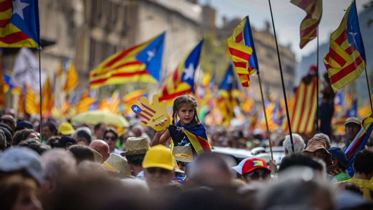 Una nena entre estelades dels assistents a la mobilització de Barcelona convocada per les entitats independentistes per la Diada.