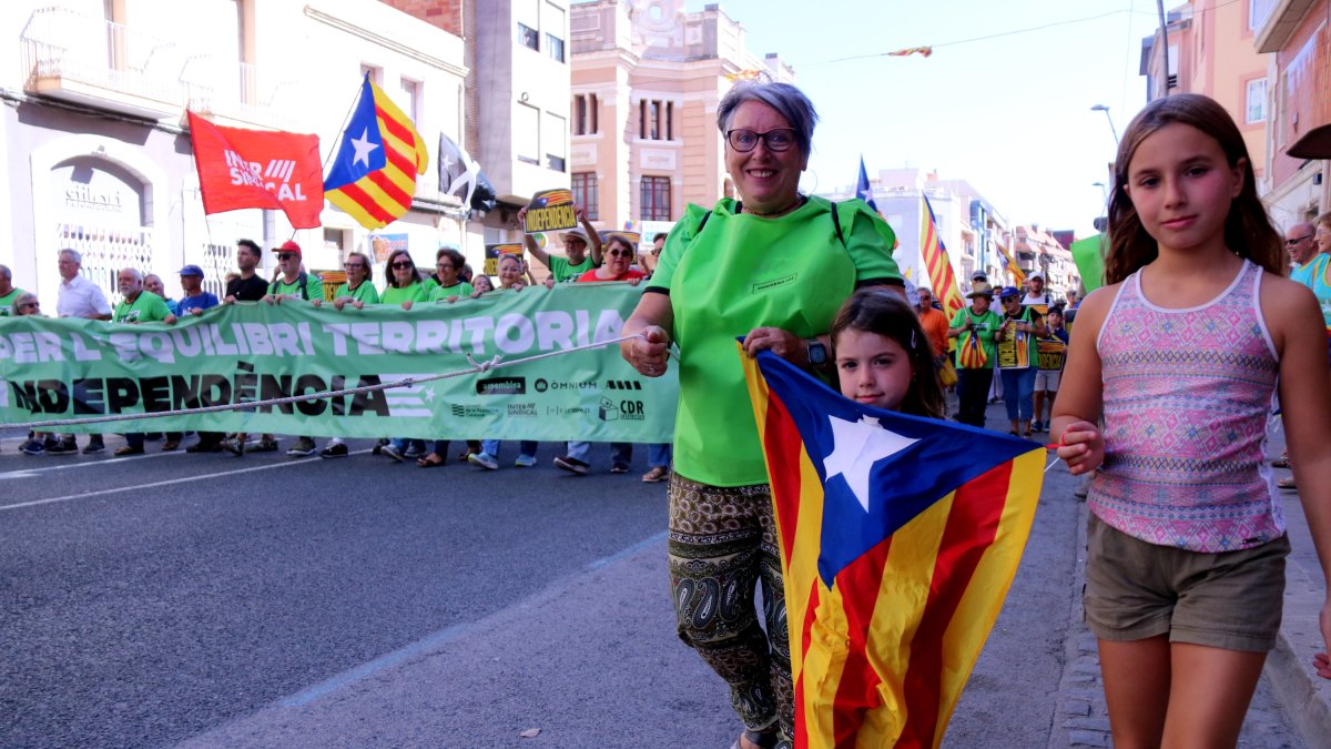 Participants en la manifestació de la Diada de Tortosa recorrent l'avinguda de la Generalitat.