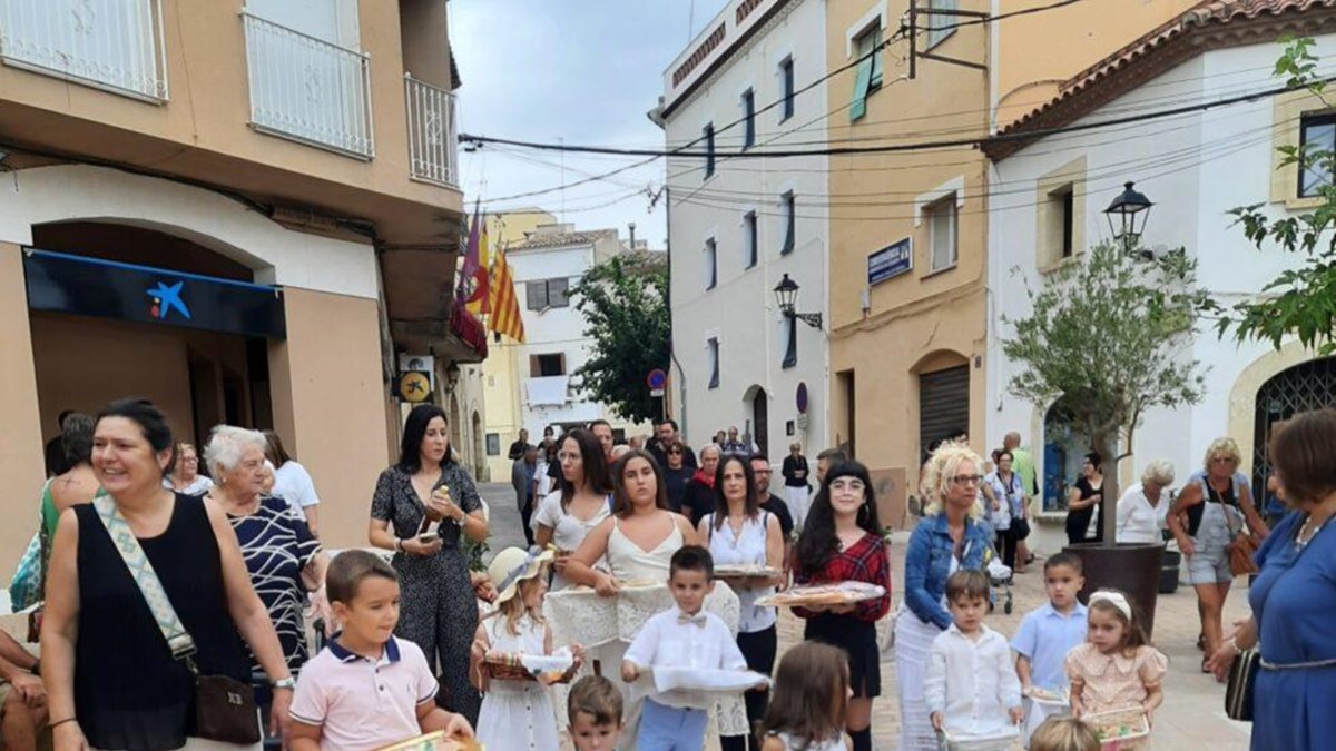 Els nois de la Processó del Pa Beneït amb la coca a les safates.