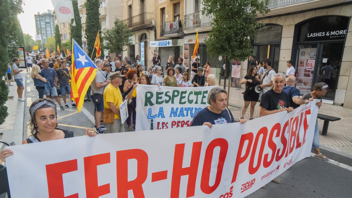 Imatge de la gent concentrada caminant pels carrers de Reus durant la mobilització independentista per l’11 de setembre.