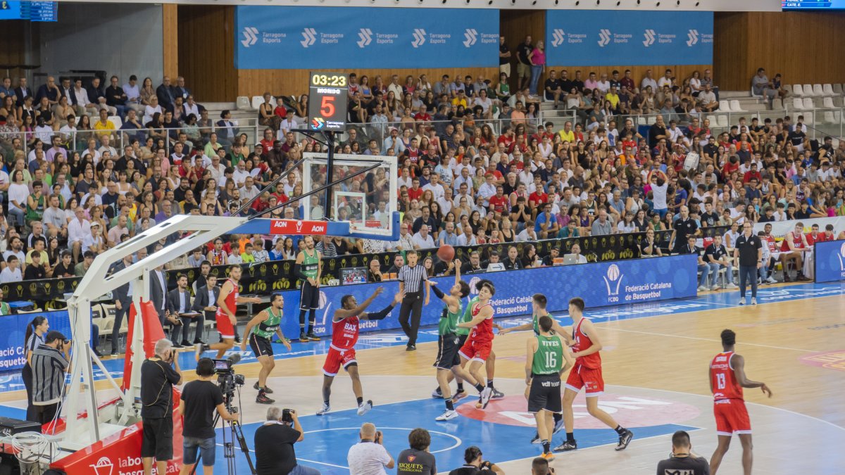 Els aficionats del Manresa i el Joventut omplint les graderies del Palau d’Esports Catalunya en el segon partit de la Lliga Catalana ACB disputat ahir.