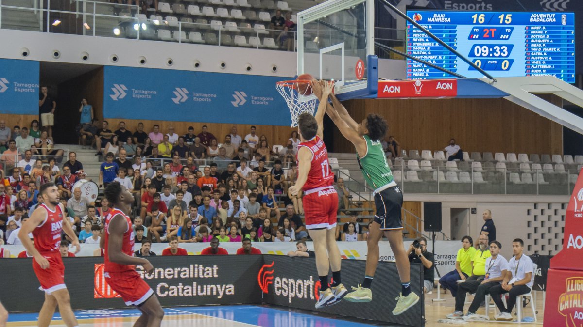 Yannick Kraag (Joventut) realitzant una esmaixada tot i la pressió de Saint-Supery (Manresa).