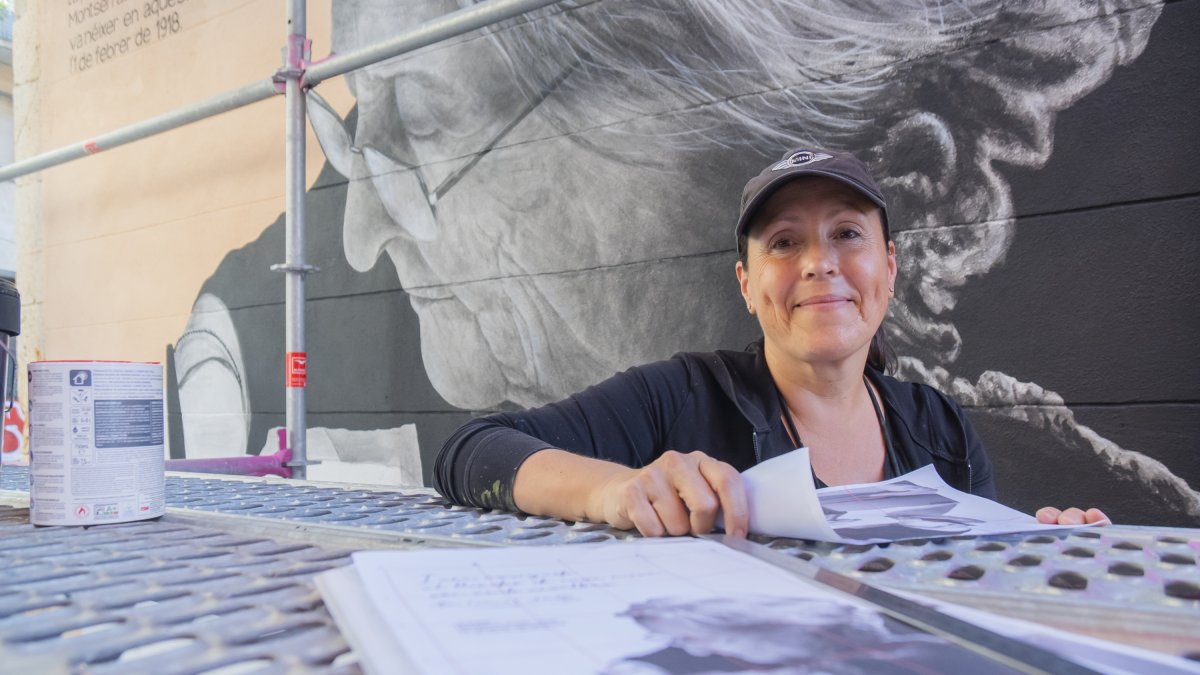 La pintora plàstica i artista Samantha Bosque ha estat treballant en el mural del carrer Apodaca tota aquesta setmana.