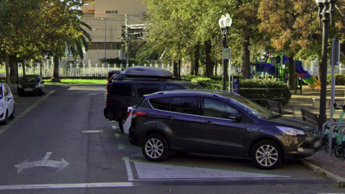 Imatge d'alguns cotxes estacionats a la plaça dels Carros de Tarragona.