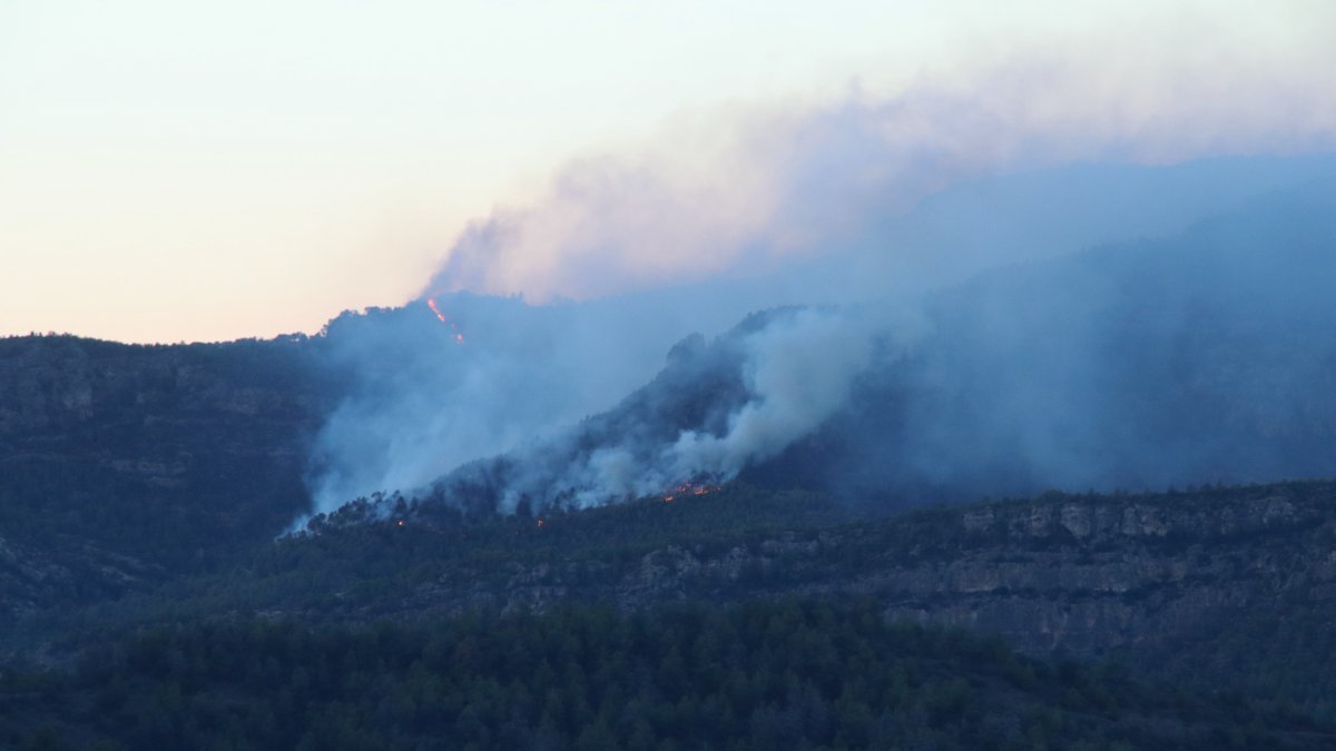 Imatge de l'incendi de Cabacés, des de Gratallops.