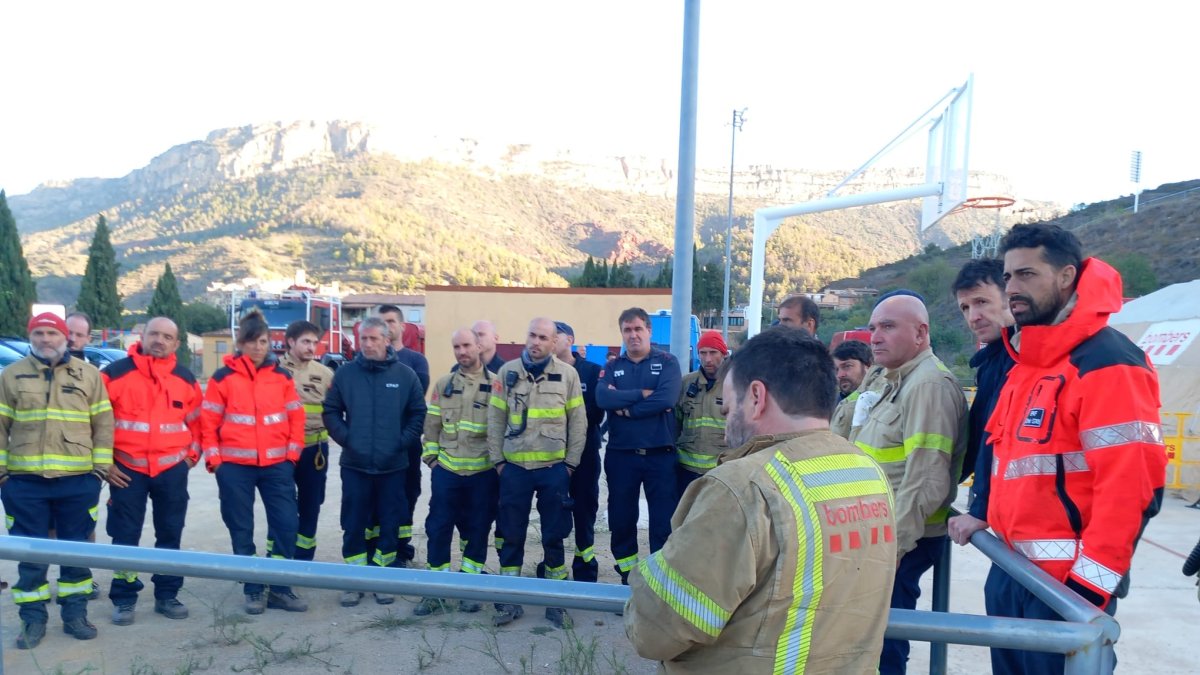 Imatge dels Bombers al Centre de Comandament Avançat situat a la Vilella Baixa.