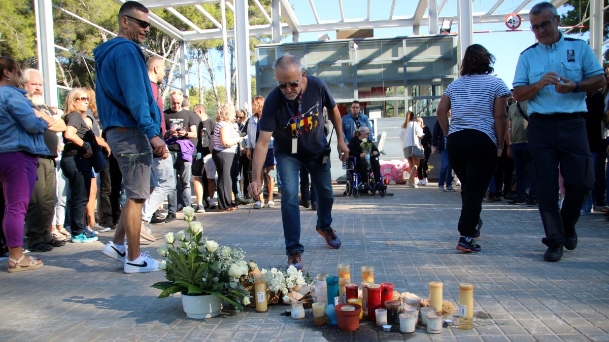 Treballadors penitenciaris dipositant clavells al memorial per homenatjar a la cuinera assassinada per un pres a la presó de Mas d'Enric fa sis mesos.