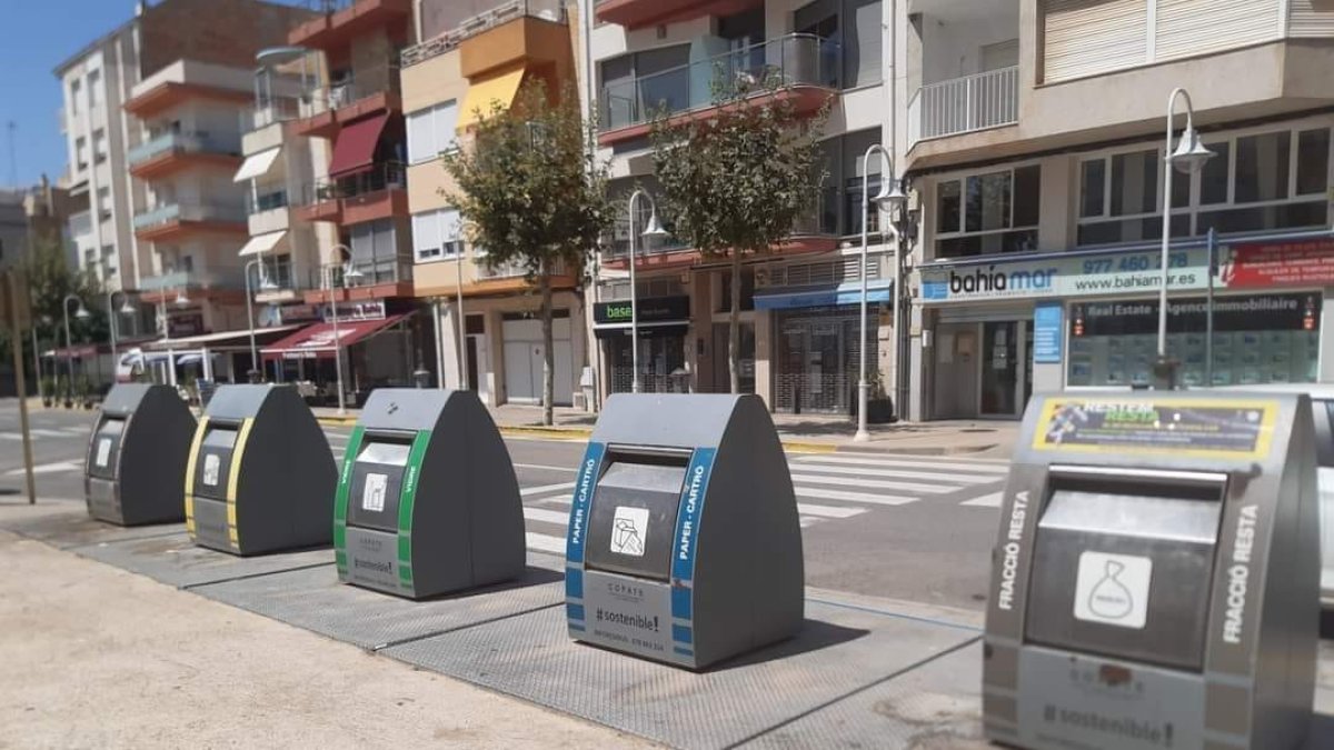 Contenidors soterrats en un carrer de l'Ampolla