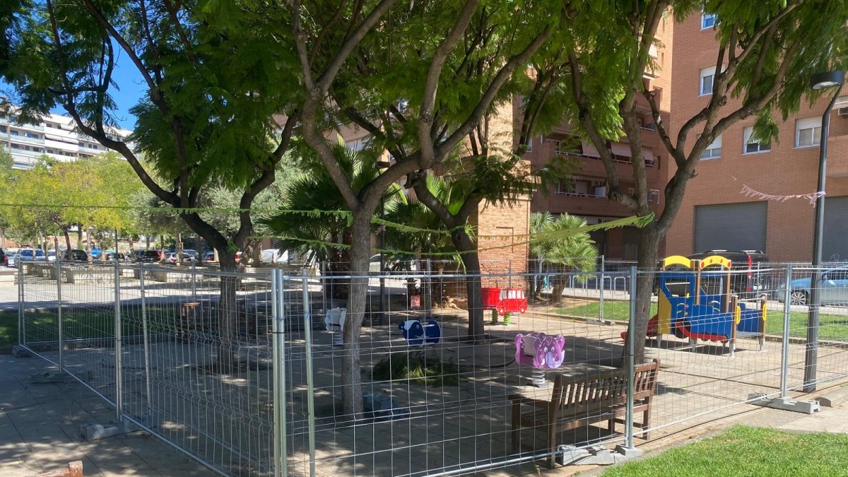 Se substituiran les molles del parc de la plaça Domènech Batet i Mestres i Mestres per unes aptes per a nens amb capacitats diverses