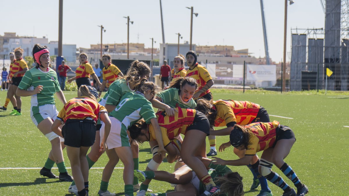 Les jugadores de Catalunya i Euskadi bregant per la pilota ovalada durant el partit disputat ahir al camp de rugbi de l’Anella Mediterrània.