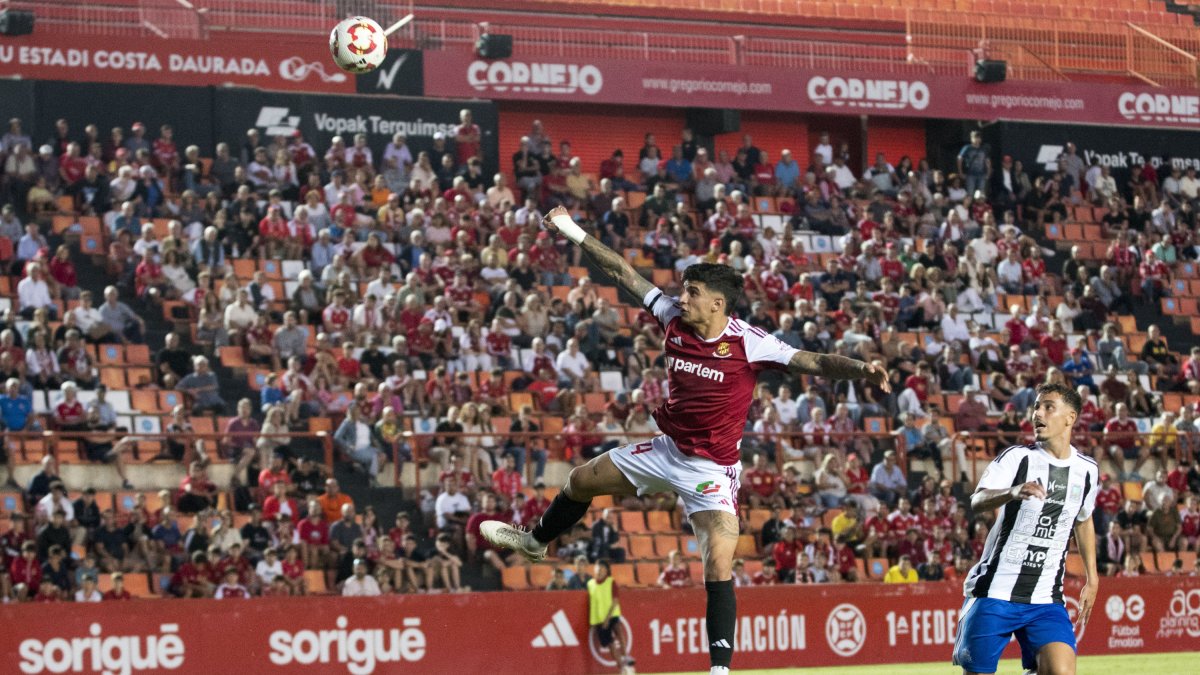 El jugador del Nàstic, Óscar Sanz, en una acció defensiva contra el Tarazona.