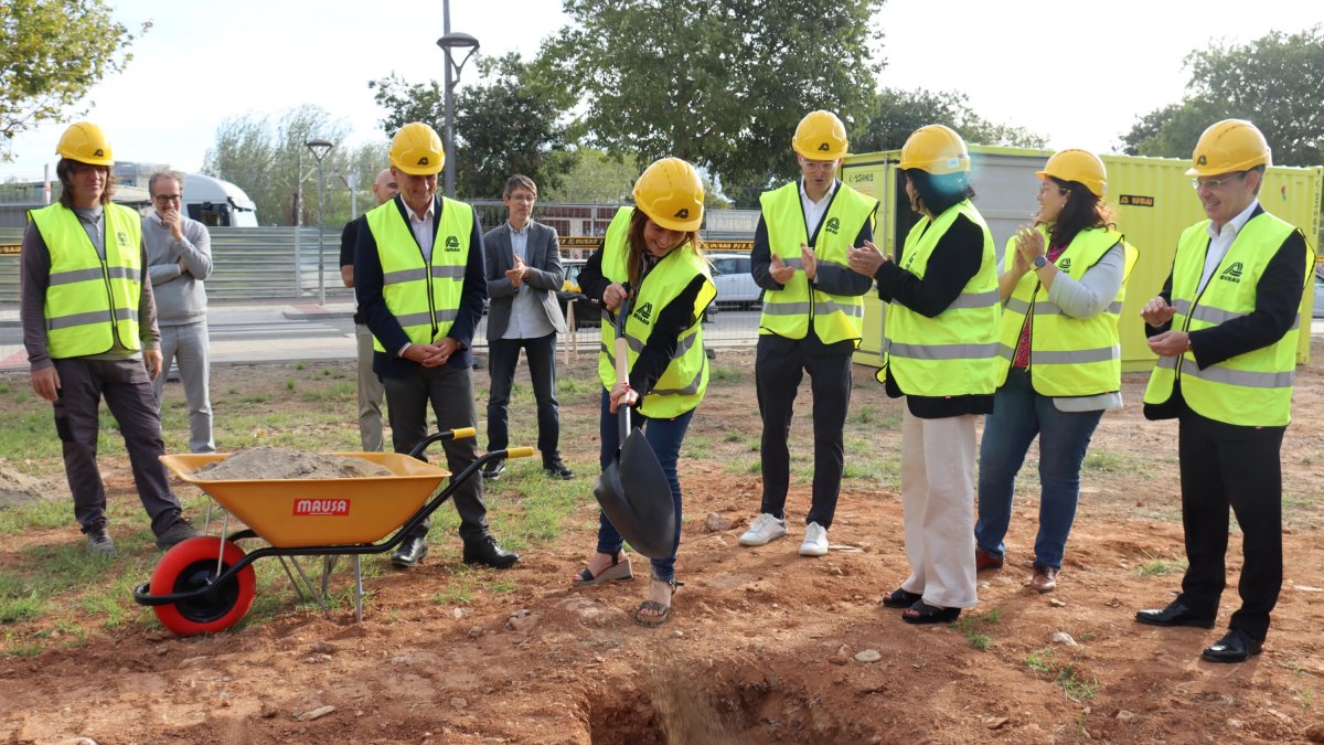 L'alcaldessa de Reus, Sandra Guaita, enterrant una càpsula del temps al solar de la nova promoció d'habitatge social al barri Mas Iglesias de Reus.