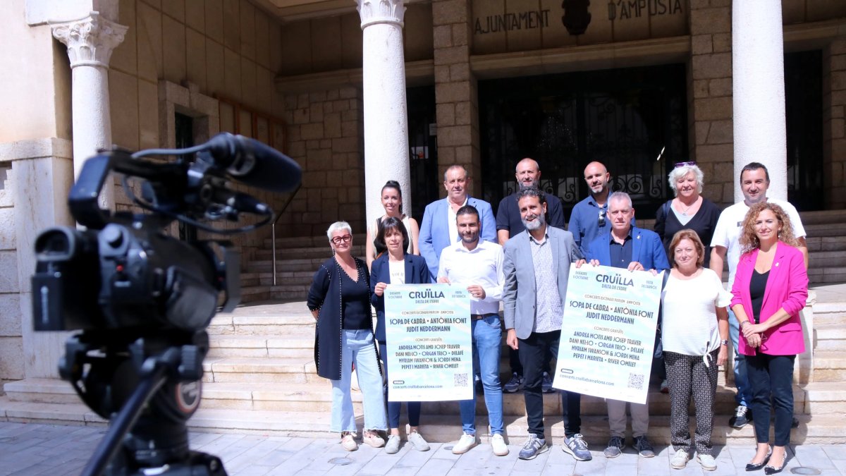 Membres de l'organització festival Cruïlla Delta de l'Ebre amb representants dels ajuntaments i les entitats col·laboradores.