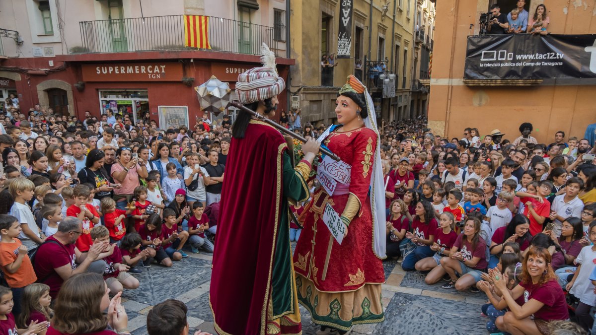 Milers de persones van omplir ahir les escales de la Catedral i les places i carrers de la Part Alta per gaudir de la Baixadeta de l’Aligueta, que donava el tret de sortida a la festa major dels més petits.