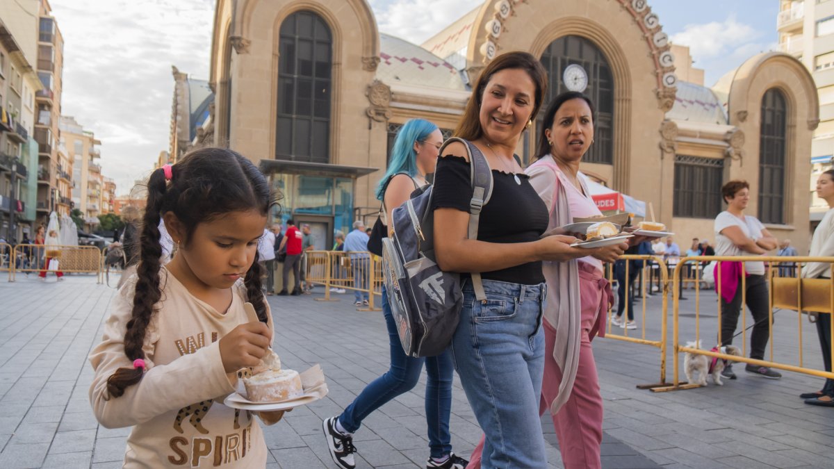 Una nena gaudeix de la seva ració de pastís del Braç de Santa Tecla.