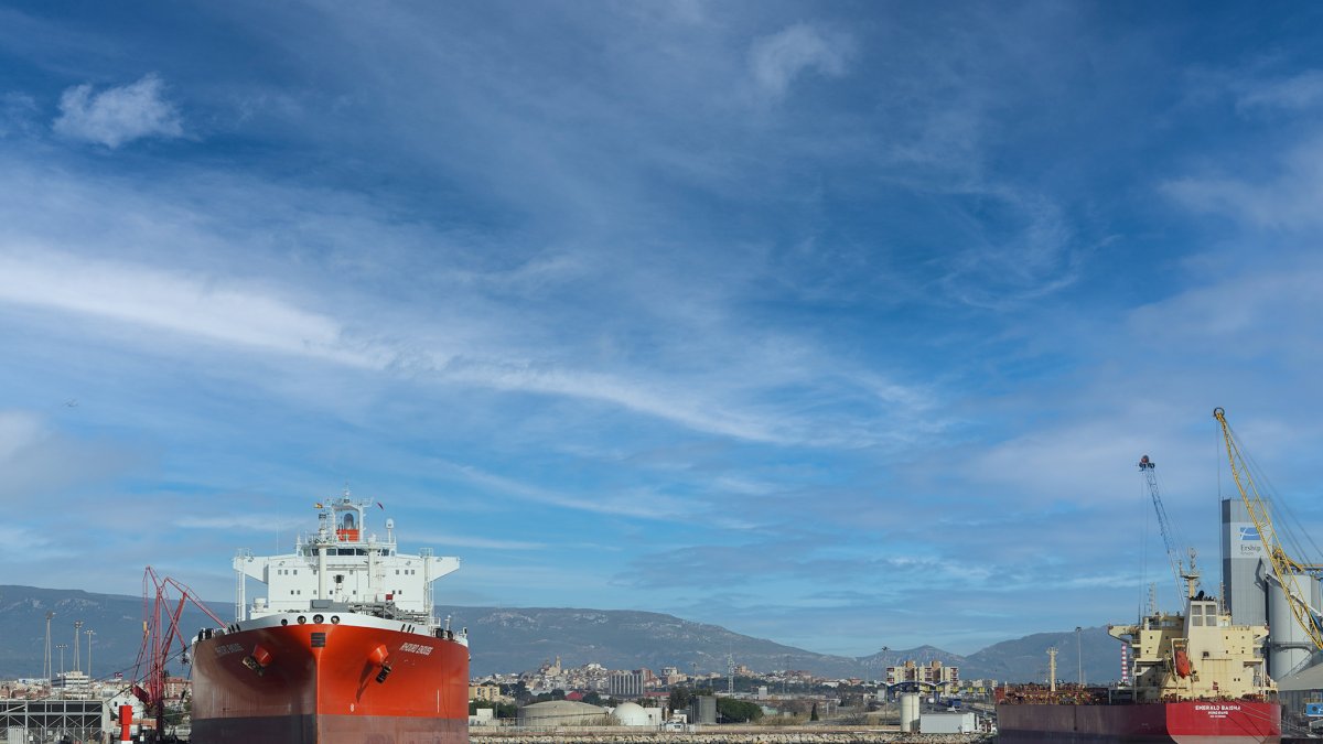 Un vaixell al Port de Tarragona.