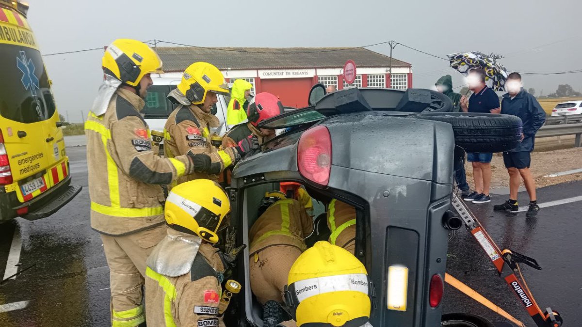 Imatge dels Bombers excarcerant una conductora sense carnet accidentada a Deltebre.